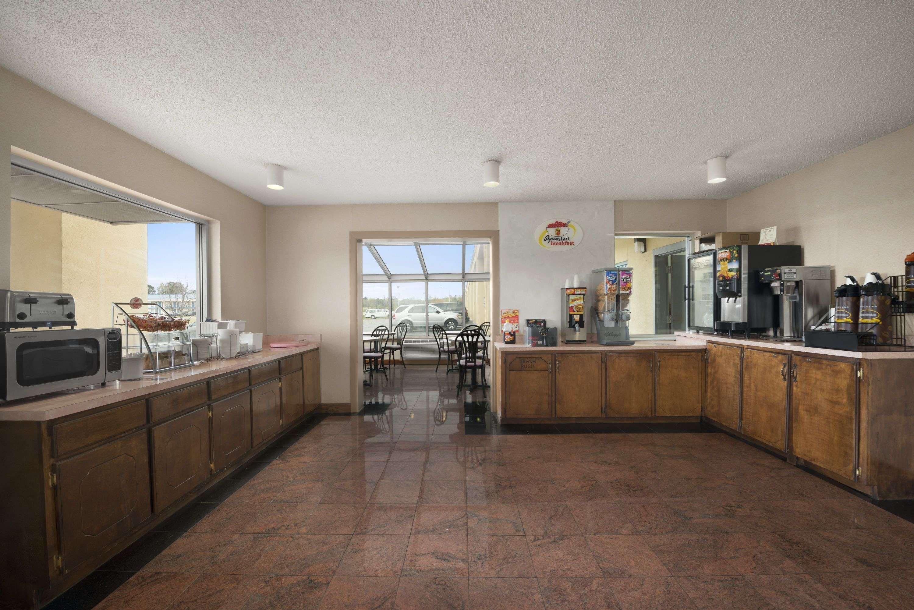Super 8 By Wyndham Meridian Esterno foto