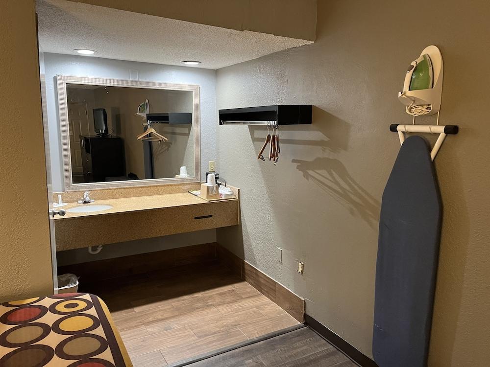 Super 8 By Wyndham Meridian Esterno foto